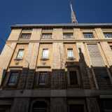 Dal punto di vista architettonico l�edificio presenta comunque degli elementi interessanti. Fu disegnato dal grande Saverio Dioguardi, che si adatt� all�architettura razionalista tipica dello �stile littorio� di epoca fascista