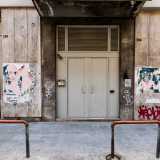 Solo un ingresso, situato in via Marchese Di Montrone, presenta uno stile pi� moderno, con una porta bianca in ferro... 