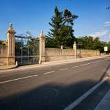 La villa si trova sulla centrale via Napoli, all�altezza dello svincolo per la provinciale 91 che conduce sulla statale 16