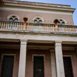 Tra i pilastri e il balconcino sull'architrave lapidea del porticato, salta all'occhio l'incisione latina Parva Domus magna quies. Hic Manenibisimus Optime (Piccola casa, grande quiete. Qui staremo benissimo)