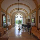 Accediamo quindi al piano terra e veniamo accolti da un ingresso dove decori in stucco come fregi, cornici e specchiature riprendono i motivi geometrici della facciata