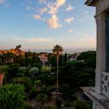 ...dall�altro l�enorme giardino che circonda questa raffinata, immutata, antica dimora