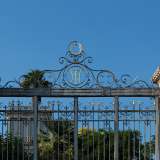 ...� racchiuso da una coppia di pilastri dallo stile eclettico sui quali sono stampati i nomi �Nicola Traversa� a destra e �Villa Angelina� a sinistra