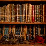 ...oggi � stata destinata a biblioteca: conta circa diecimila volumi tra i quali � possibile scorgerne alcuni molto antichi