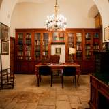Ed eccoci nella prima stanza, quella che un tempo era il locale del "torriere", ovvero il guardiano della villa...