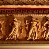 ...e un bassorilievo con quattro figure femminili romane posizionato sopra la porticina