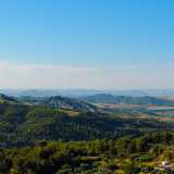 Dall�altro lato rispetto alle case si aprono paesaggi da cartolina...