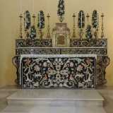 All�interno si fa subito ammirare l�altare in marmo decorato da eleganti motivi floreali che sembrano dipint