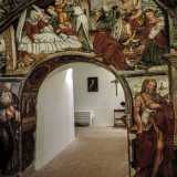 La cappella della famiglia � decorata da ricchi affreschi attribuiti all�artista abriolano Giovanni Todisco e raffiguranti la vita della Vergine e santi, evangelisti, profeti, dottori della chiesa