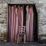 ...pittoresche seggiole sono lasciate incustodite nelle stradine deserte...