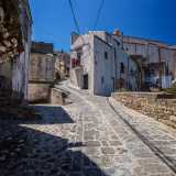 ...intervallati da gradinate e piante rampicanti