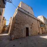 In realt� la famiglia costru� l�edificio su una ben pi� antica struttura risalente all�XI secolo: il Castello di Binetto. Circumnavigando tutto il perimetro dell�immobile, � possibile ammirare delle mura e una torre laterale dall�aspetto evidentemente pi� datati rispetto alla facciata