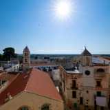 ...che conduce al terrazzo da dove possiamo godere di una luminosa vista delle abitazioni circostanti