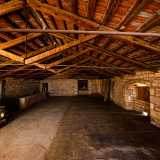 ...un largo locale con soffitto di travi legno...