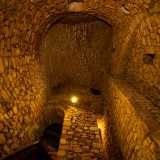 Scendiamo per diversi metri in quella che, data la forma circolare, doveva essere una delle torri originarie del castello medievale. Ci troviamo infatti nella parte pi� antica dell�edificio: un ambiente alto circa 20 metri con delle piccole finestre sui muri