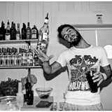 Il barman freestyle Angelo Lodispoto mentre esegue un'evoluzione di flair