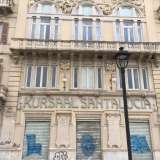 ...oltre ai decori con altorilievi che richiamano maschere e suonatori di cetra a firma dello scultore Gennaro Pepe