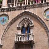 I due medaglioni raffiguranti la fenice e Barione, vecchio stemma della citt� di Bari