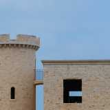 Notiamo tra l�altro come la torre vista in precedenza sia collegata al corpo principale dell�edificio da un piccolo balconcino con ringhiera