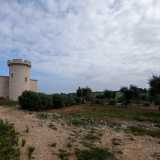 Spostandoci sul lato sinistro del muro di confine, possiamo invece osservare il retro della dimora: una costruzione squadrata a un piano suddivisa da quattro finestre con al centro il varco di ingresso