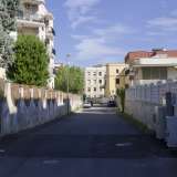 Via Perosi, la principale strada di Fesca circondata da palazzi e villette
