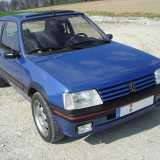 ...la Peugeot 205 (foto di Christoph CrazyD)