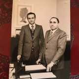 ...Triggiani � degno, secondo lo storico Vito Melchiorre (con lui nella foto), di essere accomunato ai padri della scrittura dei dialetti italiani, come Trilussa o Goldoni, essendo riuscito a cogliere perfettamente il gergo e la difficile trascrizione del vernacolo barese