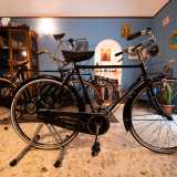 Michele da due anni si � messo alla ricerca di biciclette d�antan, procurandosele da altri collezionisti o da privati che le avevano ereditate da nonni e bisnonni