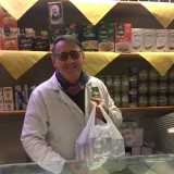 �Negli anni 30 � spiega il titolare 52enne Donato Foggetti � mio nonno Lorenzo apr� una drogheria qui di fronte che poco dopo trasform� in salumeria: la prima del quartiere... (foto tratta dalla pagina fb di Avanzi Popolo 2.0)