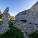 All�interno del giardino subito notiamo una grande pietra fissata perpendicolarmente nel terreno: si tratta di un menhir risalente al Neolitico