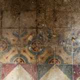 Un tocco di colore viene conferito dal pavimento con le sue mattonelle decorate risalenti �solo� al secolo scorso