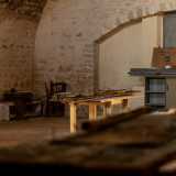 ...e un altro di epoca rinascimentale con tre alti scalini a ciascun lato della porta