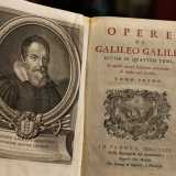 �Quella di vendere testi antichi � una vera e propria passione � ci spiega la signora -: noi ogni giorno ci mettiamo alla ricerca di testi �introvabili�, soprattutto quelli settecenteschi�. La donna ci mostra infatti una copia delle �Opere di Galileo Galilei� pubblicata addirittura nel 1750
