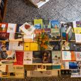 La libreria � generalista e possiede un�offerta che va dalla narrativa alla saggistica passando, come detto, per il mondo dedicato ai pi� piccoli. D� inoltre molto spazio ad autori emergenti e piccole case editrici