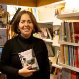�L�attivit� nasce nel 1967 proprio come cartolibreria scolastica � spiega la 48enne proprietaria Marina Leo -. Fu fondata da Michelina D�Alessandro e suo marito Pasquale Salzo, che dopo qualche anno decisero di aprire anche questa libreria. Io ho lavorato qui con loro come dipendente per pi� di vent�anni, fino a quando nel 2016 hanno deciso di vendere l�attivit� che ho cos� acquistato assieme alla mia amica Mara Fatone�