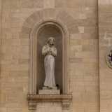 ...e San Francesco costeggiare il portale ligneo sormontato da un frontone rettangolare