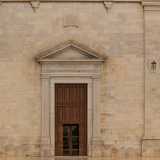 Quella inferiore vede le statue di Santa Chiara...