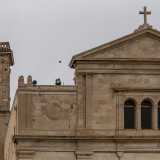 A �coronare� la struttura c�� una torretta quadrangolare terminante con una loggia colonnata. Un tempo parte dello spedale ma pi� volte rimaneggiata nei secoli, oggi custodisce quattro campane di ferro