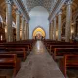 Ma � arrivato ora il momento di entrare nel tempio religioso. L�interno si presenta a tre navate...