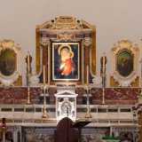Spostando lo sguardo a destra possiamo ammirare l�altare maggiore del XVIII secolo: policromo e decorato con lunghi candelabri dorati...