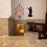 ...dalla quale uno stretto e basso anfratto conduce a una riproduzione cinquecentesca del Santo Sepolcro 