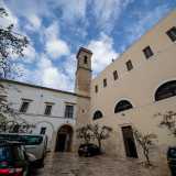 ... questo spazio funge adesso da parcheggio per auto e accesso al piccolo museo diocesano
