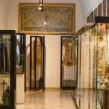 ... nel quale sono esposti paramenti sacri e manufatti votivi