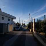 Per raggiungere il luogo percorriamo via Fanelli, arteria che dopo Mungivacca prende il nome di Provinciale 80. Sopraggiunti all�altezza di Carbonara giriamo a destra su strada della Vela (che conduce all�antica Villa Damiani) e poi di nuovo a destra su strada Giardinelli, una viuzza attraversata dai binari della Sud-Est