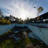 Oggi questa piscina risulta vuota e ricoperta da erbacce...