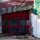 Ma � ora arrivato il momento di accedere all�area invernale. Attraverso un portone rosso entriamo nell�ambiente dove si trasferiva l�attivit� del club nei mesi pi� freddi
