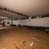 ...entriamo nella grande sala da ballo, il cui pavimento � ricoperto da parquet