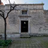 L�ultima tappa della nostra visita  � la cappella del palazzo, alla quale si accede dal lato destro dello stabile. La sua presenza � segnalata da una croce incastonata tra l'entrata e una finestrella