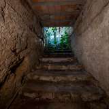 Vi si accede tramite una rampa che conduce negli ambienti sotterranei del palazzo
