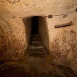 ...mentre a sinistra un varco immette in una vera e propria grotta